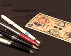 万年筆と古い紙幣